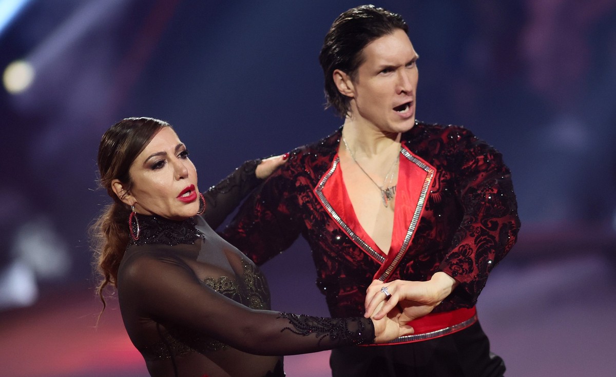 COLOGNE, GERMANY - MARCH 07: Simone Thomalla and Evgeny Vinokurov perform on stage during the second show of the 18th season of the television competition show &quot;Let&#039;s Dance&quot; at MMC Stud ...