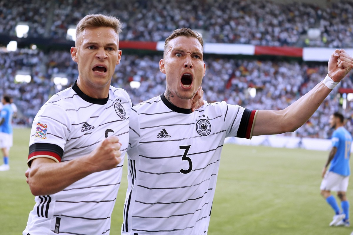 KIMMICH Joshua Team Deutschland jubelt nach dem 1 : 0 Tor mit RAUM David UEFA Nations League Saison 2022 Spiel Deutschland - Italien 5 : 2 in Moenchengladbach am 14.06. 2022 in Moenchengladbach REGULA ...