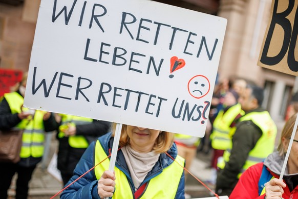 14.03.2023, Bayern, N�rnberg: &quot;Wir retten leben! Wer rettet uns?&quot; steht auf einem Plakat w�hrend eines Warnstreiks vor dem Klinikum N�rnberg Nord. Im Tarifstreit im �ffentlichen Dienst haben ...