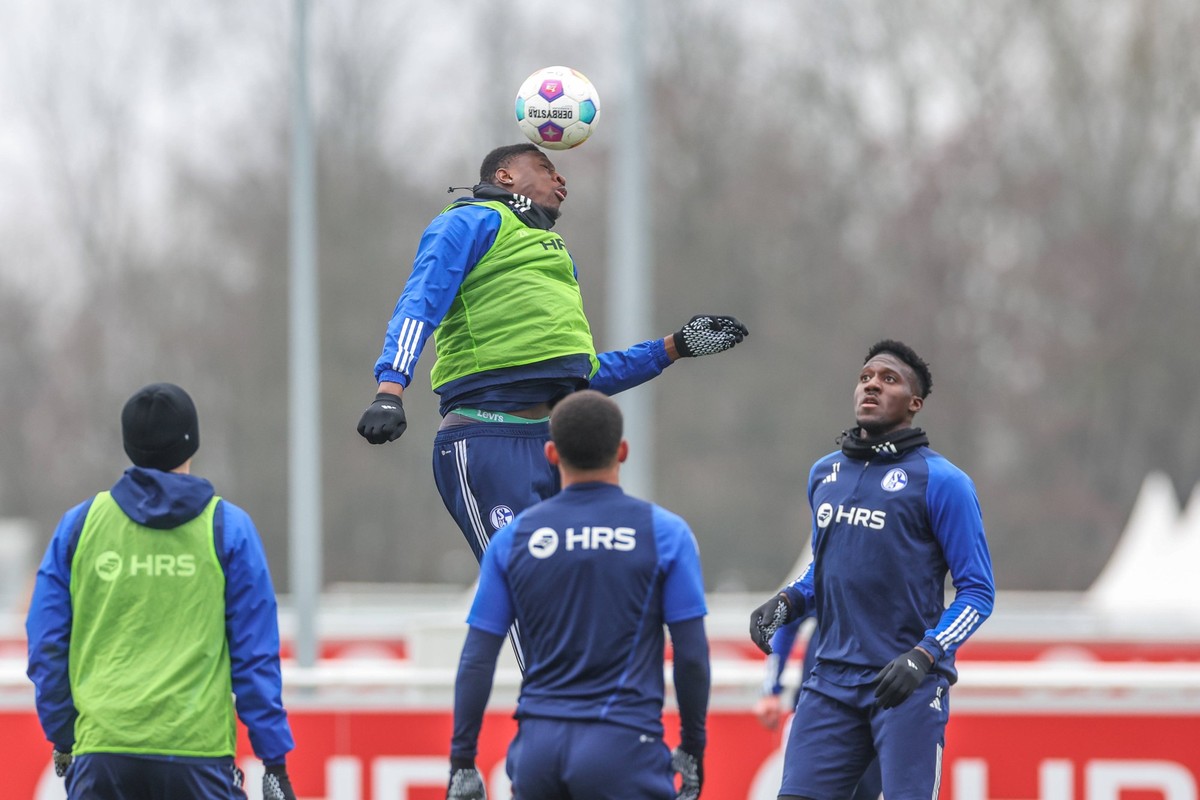 27.02.2024, Fussball, Saison 2023/2024, 2. Bundesliga, Training FC Schalke 04, v. l. Ibrahima Cisse FC Schalke 04, Bryan Lasme FC Schalke 04 Gelsenkirchen NRW Deutschland xRHR-FOTO/TRx *** 27 02 2024, ...