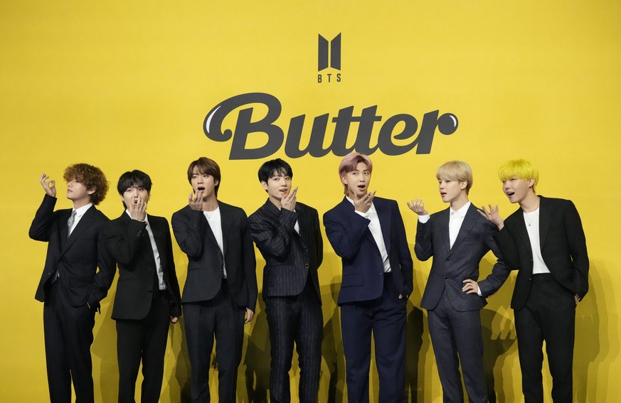 ARCHIV - 21.05.2021, S�dkorea, Seoul: Die Mitglieder der s�dkoreanischen K-Pop-Band BTS (l-r), V, SUGA, JIN, Jung Kook, RM, Jimin und j-hope, posieren f�r Fotografen vor einer Pressekonferenz zur Vors ...