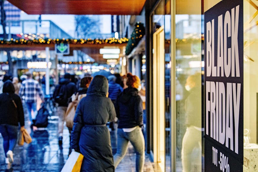 ROTTERDAM - Crowds in the center many people are shopping for bargains during Black Friday. On this day, many retail chains give big discounts on their products. This year, many stores are taking extr ...