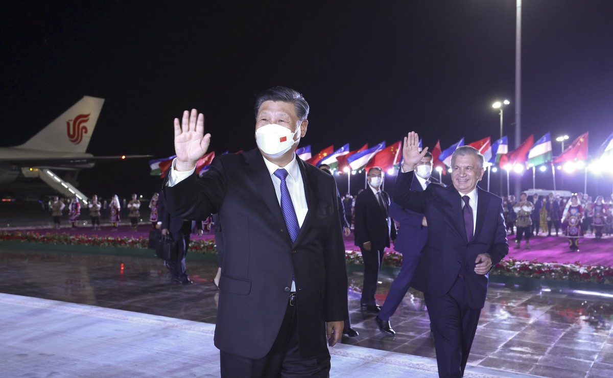 14.09.2022, Usbekistan, Samarkand: Xi Jinping, Pr�sident von China, kommt in Usbekistan f�r einen Staatsbesuch an und um am Gipfel der Shanghaier Organisation f�r Zusammenarbeit (SCO) teilzunehmen. Fo ...