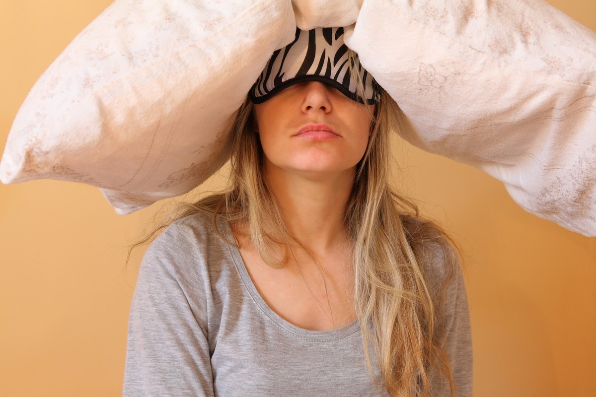 Sleepy young women with pillow and sleeping eye mask still on. Single-Mama verrät: Das sollten Moms über die skurrilsten Dating-Mythen wissen Mythos Liebe Sex Mamas