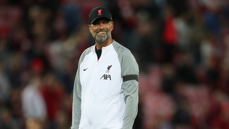 13.09.2022, Großbritannien, Liverpool: FC Liverpool - Ajax Amsterdam, Gruppenphase, Gruppe A, 2. Spieltag im Anfield Stadion: Jürgen Klopp, Trainer des FC Liverpool, steht vor dem spiel auf dem Platz. ...