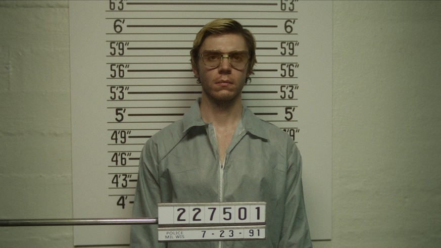 HANDOUT - 30.08.2022, ---, --: Evan Peters als Jeffrey Dahmer in einer Szene aus