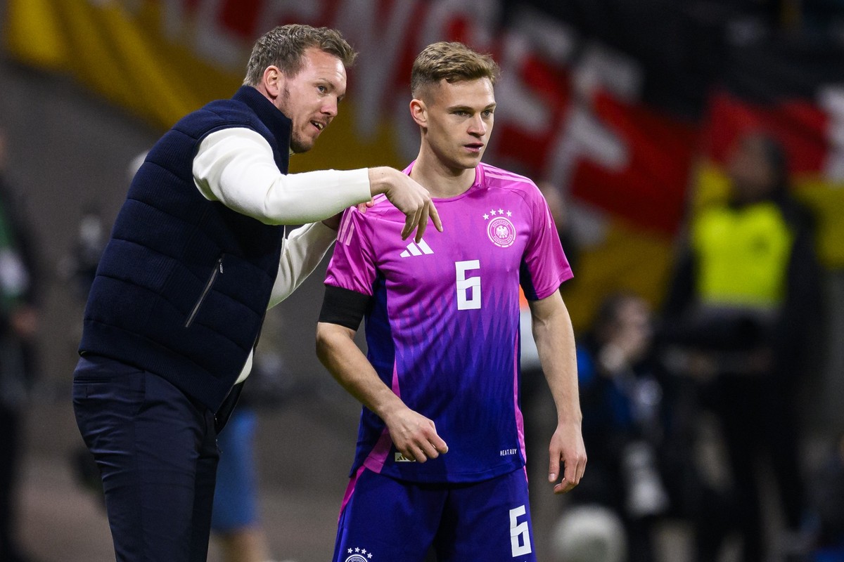 ARCHIV - 26.03.2024, Hessen, Frankfurt/M.: Fußball: Länderspiele, Deutschland - Niederlande, Deutsche Bank Park. Deutschlands Trainer Julian Nagelsmann (l) spricht mit Deutschlands Joshua Kimmich (r). ...