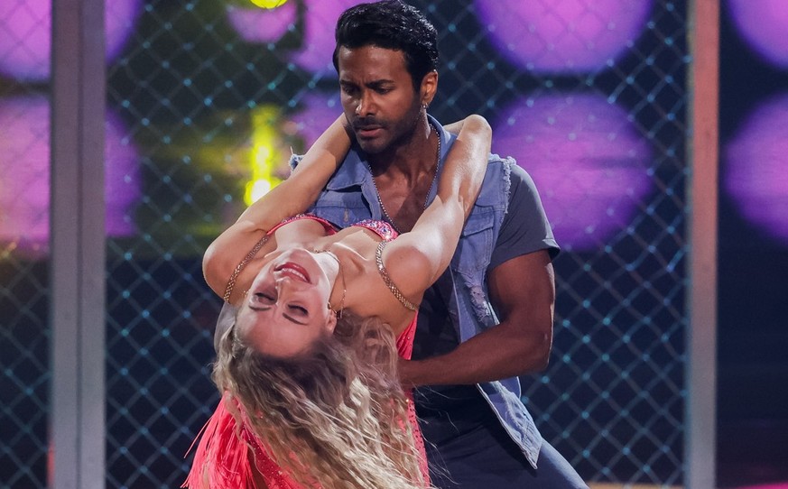 15.03.2024, Nordrhein-Westfalen, Köln: Biyon Kattilathu, Coach, und Marta Arndt, Profitänzerin, tanzen in der RTL-Tanzshow «Let&#039;s Dance» auf dem Parkett im Coloneum. Foto: Rolf Vennenbernd/dpa ++ ...