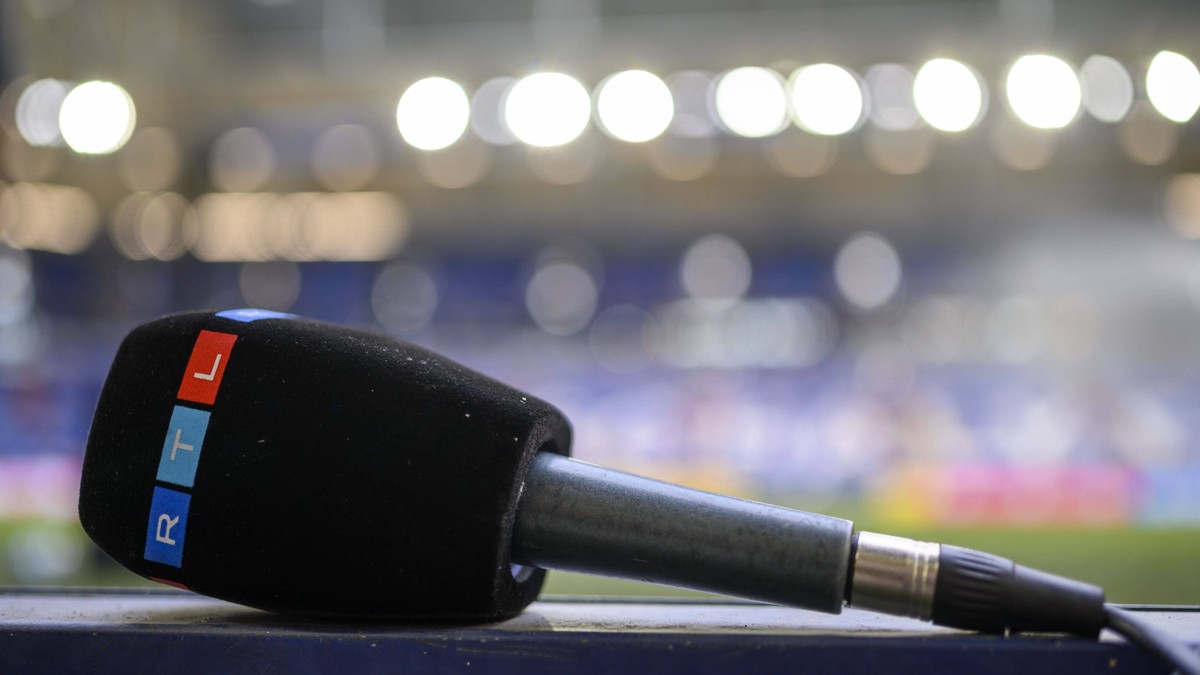 Fußball: Nationalmannschaft, Freundschaftsspiel, Deutschland - Kolumbien am 20.06.2023 in der Veltins-Arena in Gelsenkirchen Nordrhein-Westfalen. RTL Mikrofon im Stadion Flutlicht, Hinterleger, Featur ...