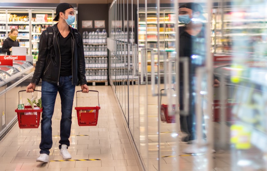 ARCHIV - 20.04.2020, Sachsen, Dresden: Ein Kunde geht in einem Supermarkt einkaufen. Um Preiserh