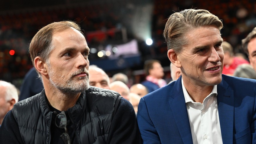 12 novembre 2023, Baviera, Monaco di Baviera: Calcio: Bundesliga, Assemblea generale annuale dell'FC Bayern Monaco.  L'allenatore Thomas Tuchel (a sinistra) e il direttore sportivo Christoph Freund assistono all'assemblea generale annuale.  immagine: ...