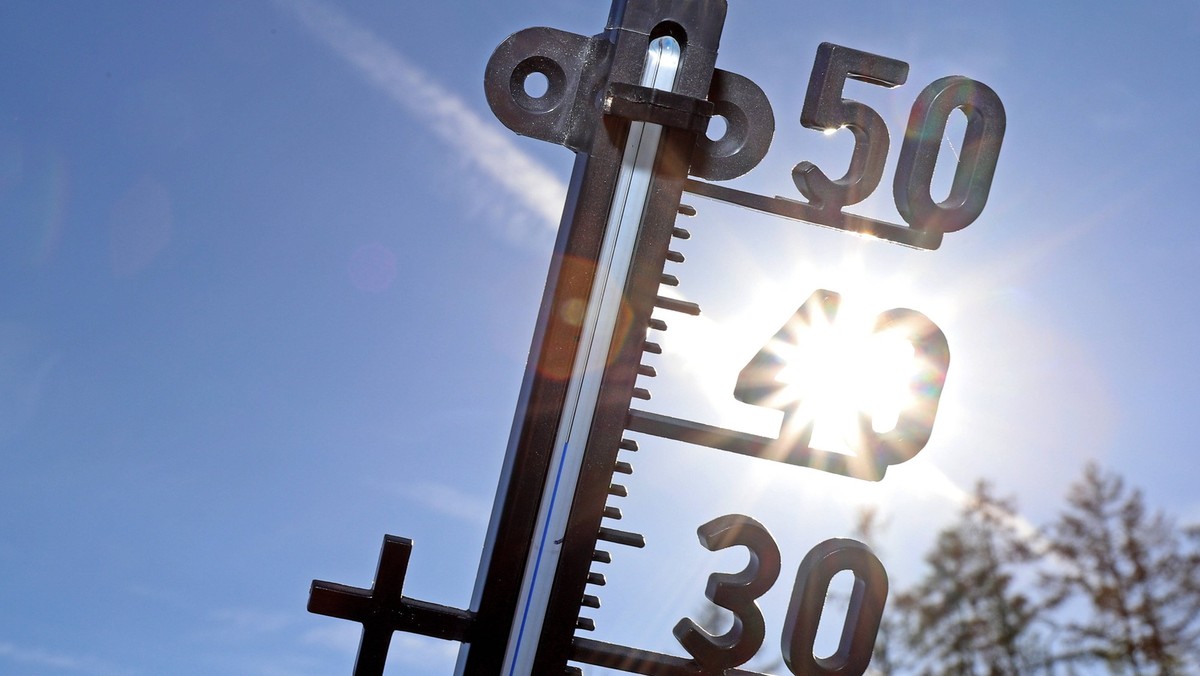 News Themen der Woche KW29 News Bilder des Tages Sommer, Hitze im Siegerland, Symbolbild, ein Thermometer vor blauem Himmel und der Sonne Sommer im Siegerland am 18.07.2022 in Siegen/Deutschland. ***  ...