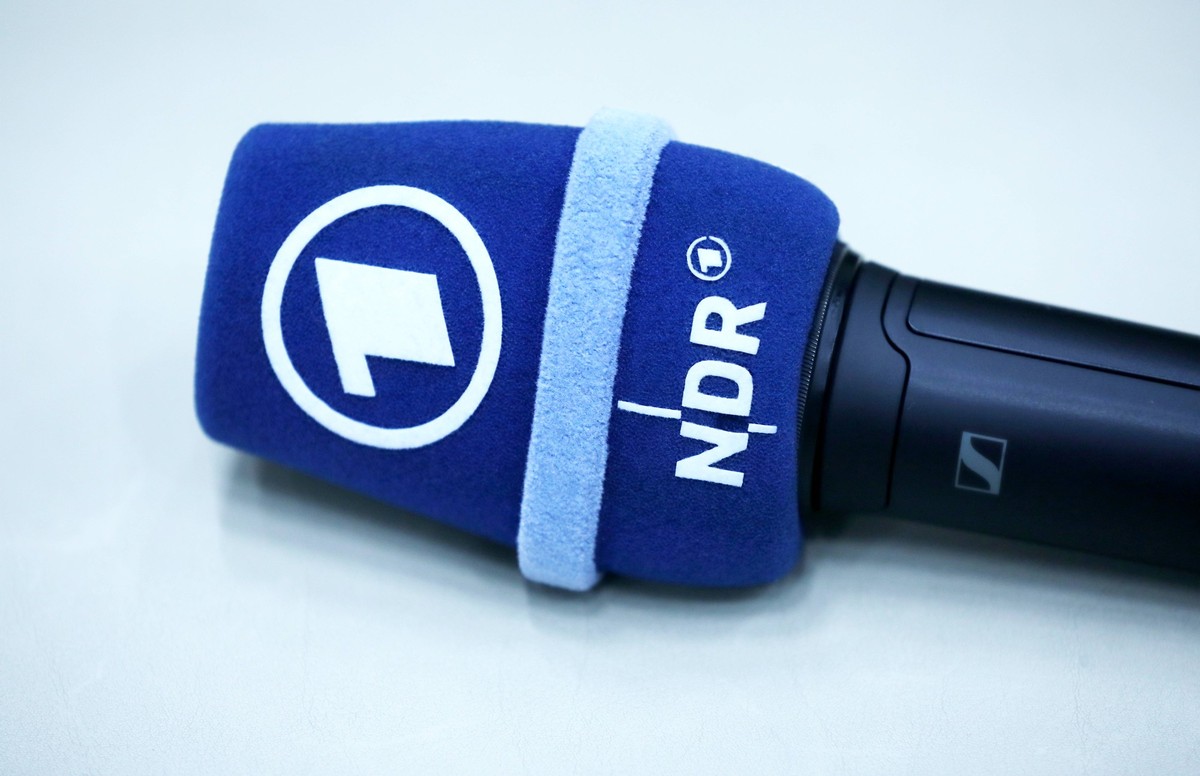 Mikrofon des NDR Norddeutscher Rundfunk/Fernsehnetzwerk aufgenommen im Fernsehstudio in Berlin-Adlershof. Der NDR entstand 1954 durch die Spaltung des Nordwestdeutschen Rundfunks NWDR in NDR. *** Micr ...