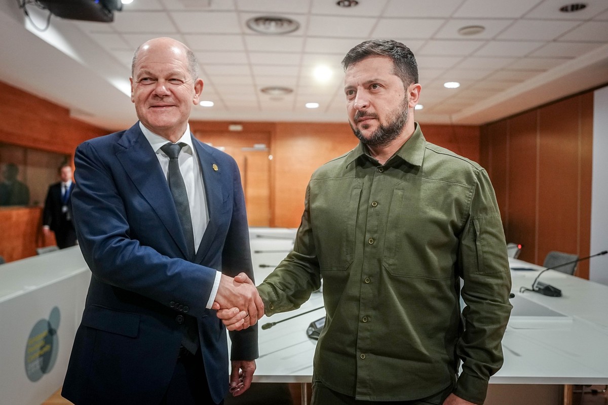 05.10.2023, Spanien, Granada: Bundeskanzler Olaf Scholz (l, SPD) und Wolodymyr Selenskyj, Präsident der Ukraine, kommen am Rande des Gipfeltreffens der Europäischen Politischen Gemeinschaft für ein Ge ...