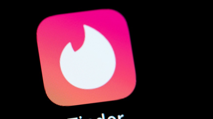 Die Applikation App Tinder ist auf dem Display eines iPhone SE zu sehen.