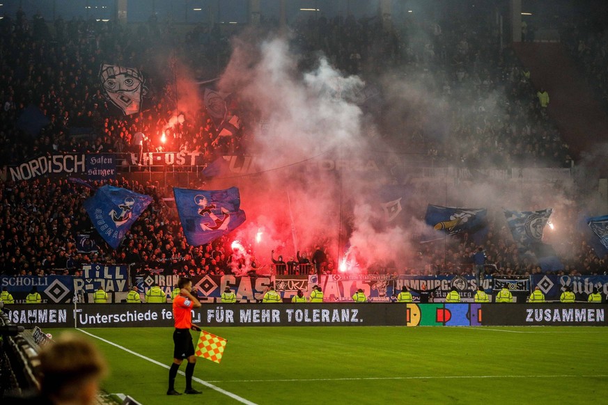 HSV Fans Fanblock Zuschauer Ultras HH Ost Clique du Nord Forza Pyro Pyrotechnik Feuer Ausschreitungen Deutschland , Hamburg , Millerntorstadion , Fussball , 2. Fussball Bundesliga , FC St Pauli - Hamb ...