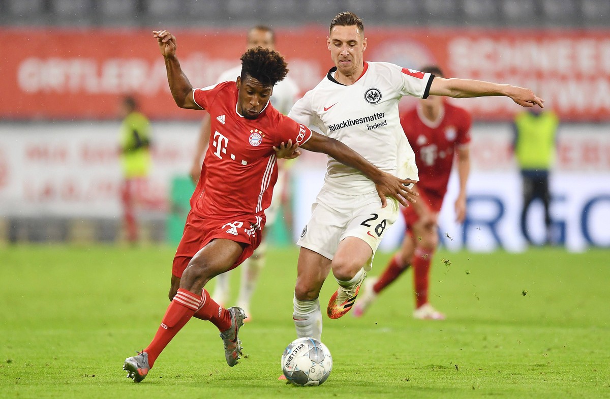 Fussball v.l. Kingsley Coman Bayern, Dominik Kohr Frankfurt, Trikot mit Aufschrift BlackLivesMatter , Protest gegen den Tod von George Floyd, der bei einem Polizeieinsatz in Minneapolis USA ums Leben  ...