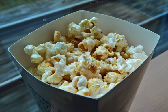 Popcorn, auch Puffmais oder Knallmais, ist ein als Snack dienendes Nahrungsmittel, das durch starkes Erhitzen einer speziellen Maissorte hergestellt wird. Als suesser oder salziger Snack wird es haeuf ...