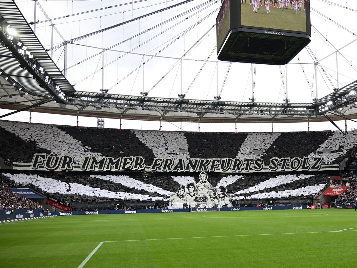 18.05.2024, xsltx, Fussball 1.Bundesliga, Eintracht Frankfurt - RB Leipzig emspor, v.l. Fans Eintracht Frankfurt, Stimmung, Schals, Ultras, Zuschauer Choreographie DFL/DFB REGULATIONS PROHIBIT ANY USE ...