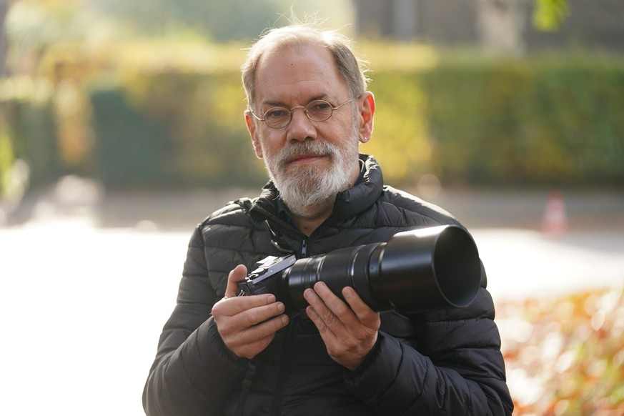 21.10.2022, Hamburg: Klaus Otto Nagorsnik, einer der «Jäger» aus der ARD-Quizsendung «Gefragt - Gejagt», aufgenommen bei einem Fototermin im Rahmen der Dreharbeiten der Serie «Großstadtrevier». Nagors ...