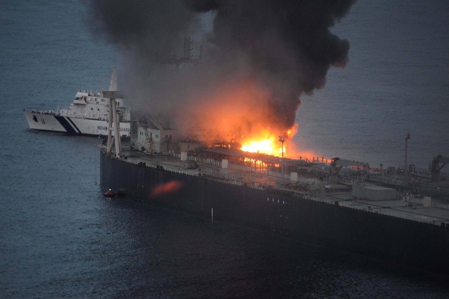 Erst vor kurzem war ein Frachter vor Mauritius havariert und hatte Öl verloren. Jetzt steht ein anderer Tanker vor Sri Lanka in Flammen.