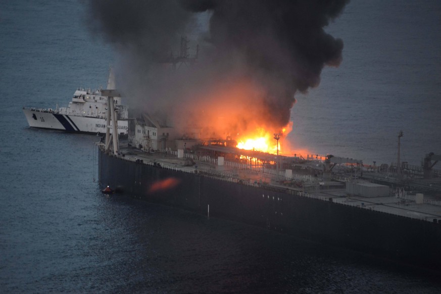 200904 -- COLOMBO, Sept. 4, 2020 -- Photo taken on Sept. 3, 2020 shows the rescue site of the MT New Diamond, an oil tanker, in the seas off Sri Lanka s eastern coast. At least one crew member has bee ...