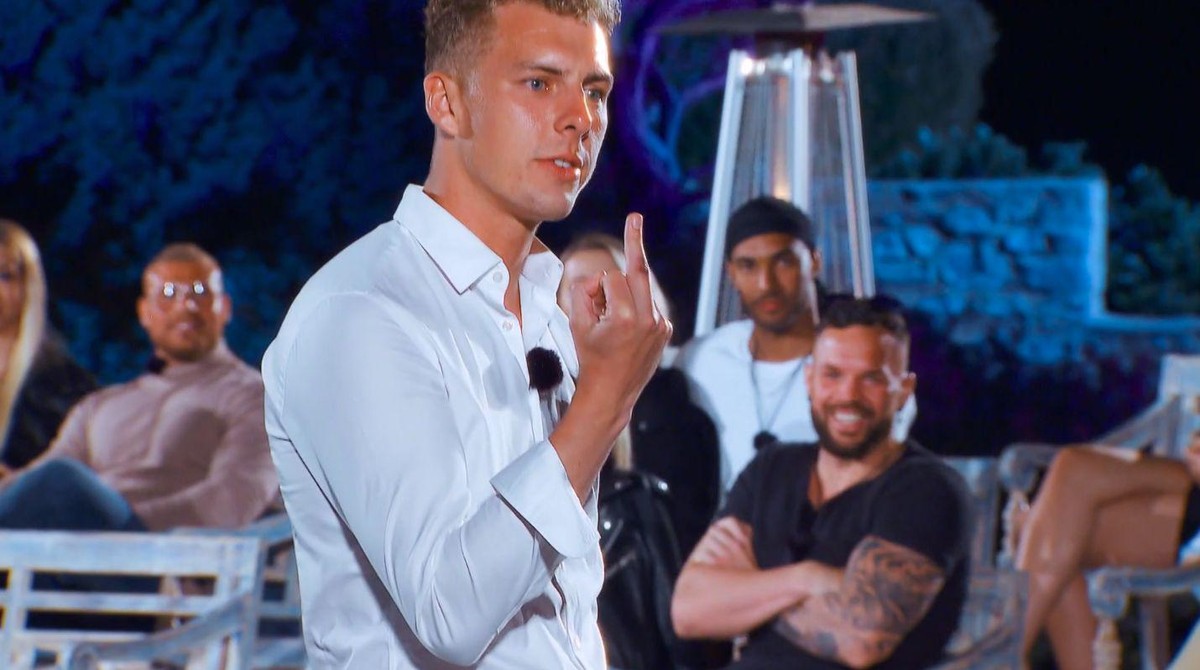 Sophia Thomalla bekommt von Alex den Mittelfinger gezeigt.