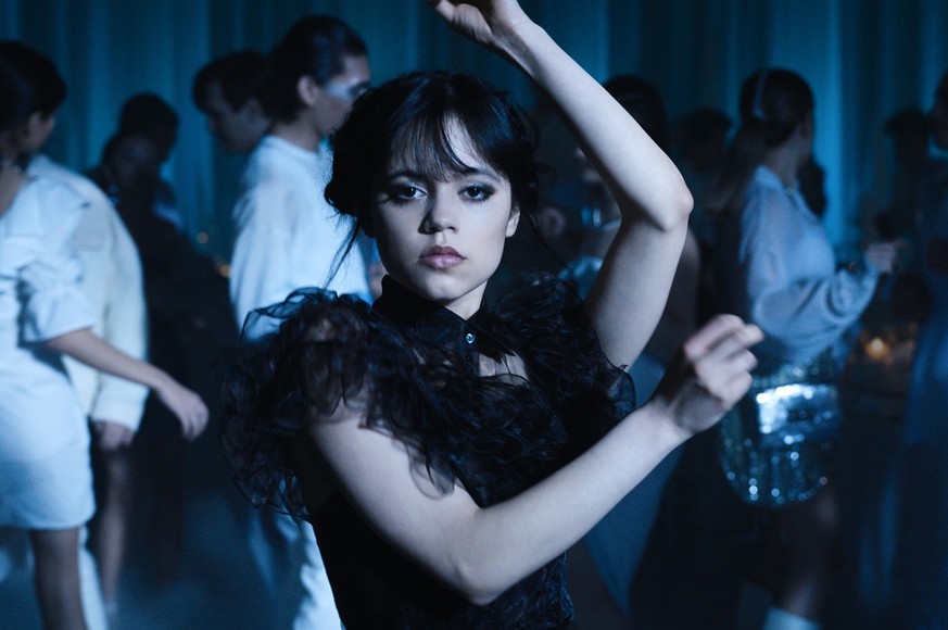 HANDOUT - 01.09.2022, USA, ---: Jenna Ortega als Wednesday Addams in einer Tanzszene der Episode 104 der Netflix-Serie «Wednesday» (undatiert). Allein auf TikTok wurde die Choreographie unter dem Hash ...