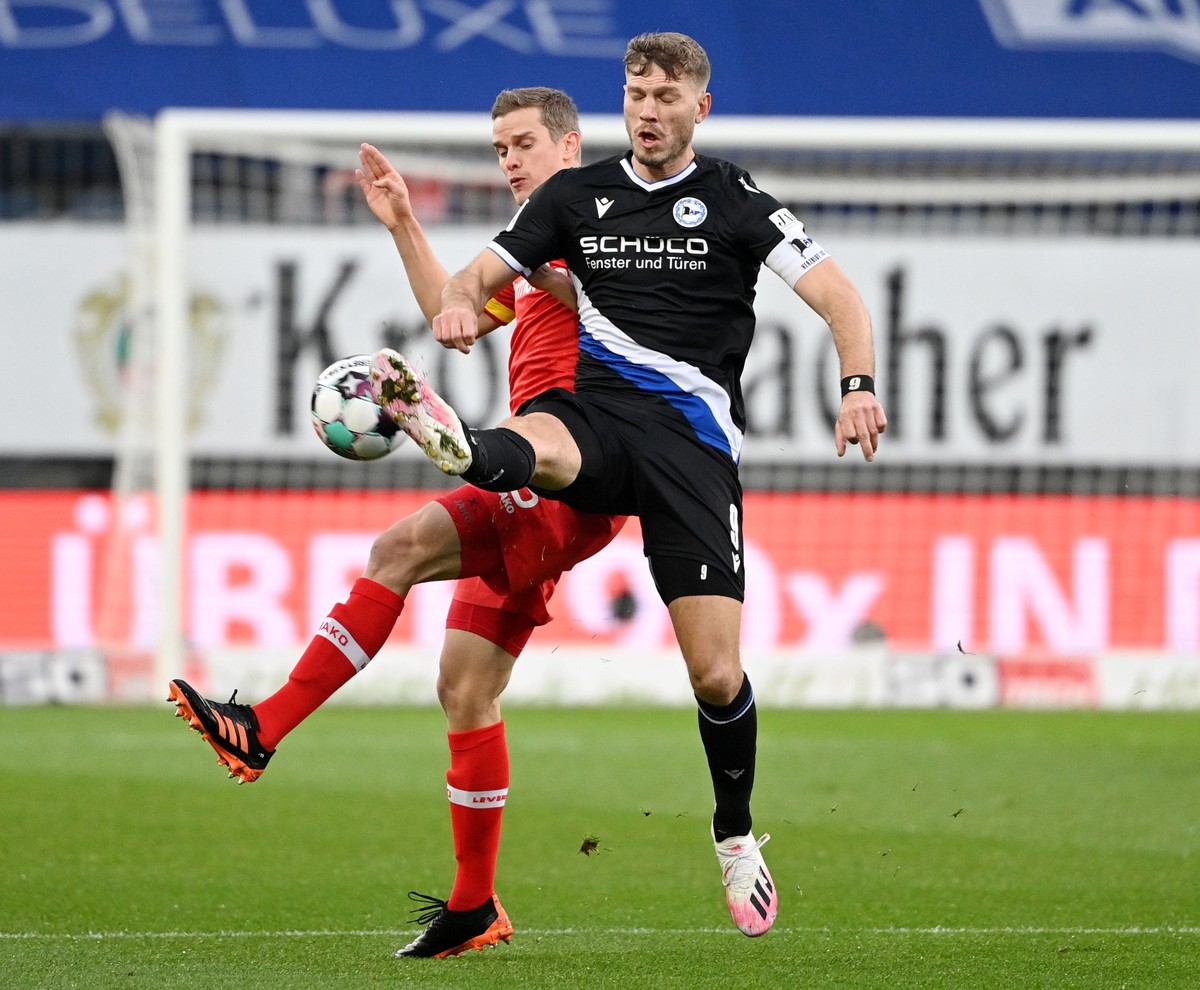 Soccer Football - Bundesliga - Arminia Bielefeld v Bayer Leverkusen - Bielefelder Alm, Bielefeld, Germany - November 21, 2020 Bayer Leverkusen&#039;s Sven Bender in action with Arminia Bielefeld&#039; ...