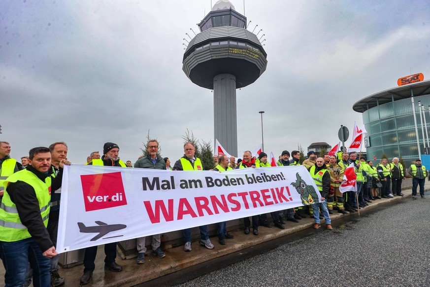 Niedersachsen, Hannover, Die Gewerkschaft ver.di hat weite Teile des deutschen Luftverkehrs lahmgelegt. In der Nacht hat der geplante ganztägige Warnstreik am Flughafen Hannover begonnen, Streik, Flug ...