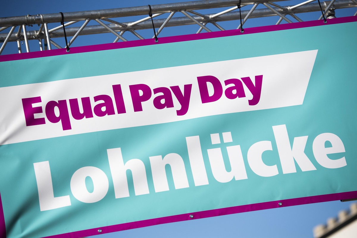 Bei einer Pressekonferenz hängt ein Banner mit der Aufschrift "Equal Pay Day - Lohnlücke". Der Equal Pay Day wird in Deutschland am 07. März begangen und soll auf die Lohnlücke zwischen Frau ...