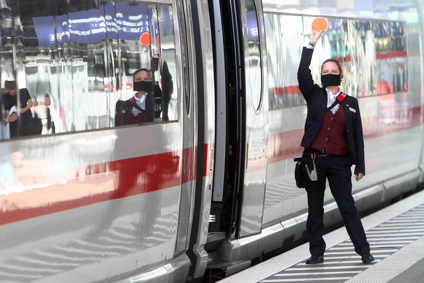 Zugbegleiterin der DB Deutsche n Bahn AG trägt während der Zugabfertigung eines ICE eine Mund Nase Bedeckung im Hauptbahnhof Frankfurt, Hessen, Deutschland *** Train attendant of DB Deutsche n Bahn AG ...