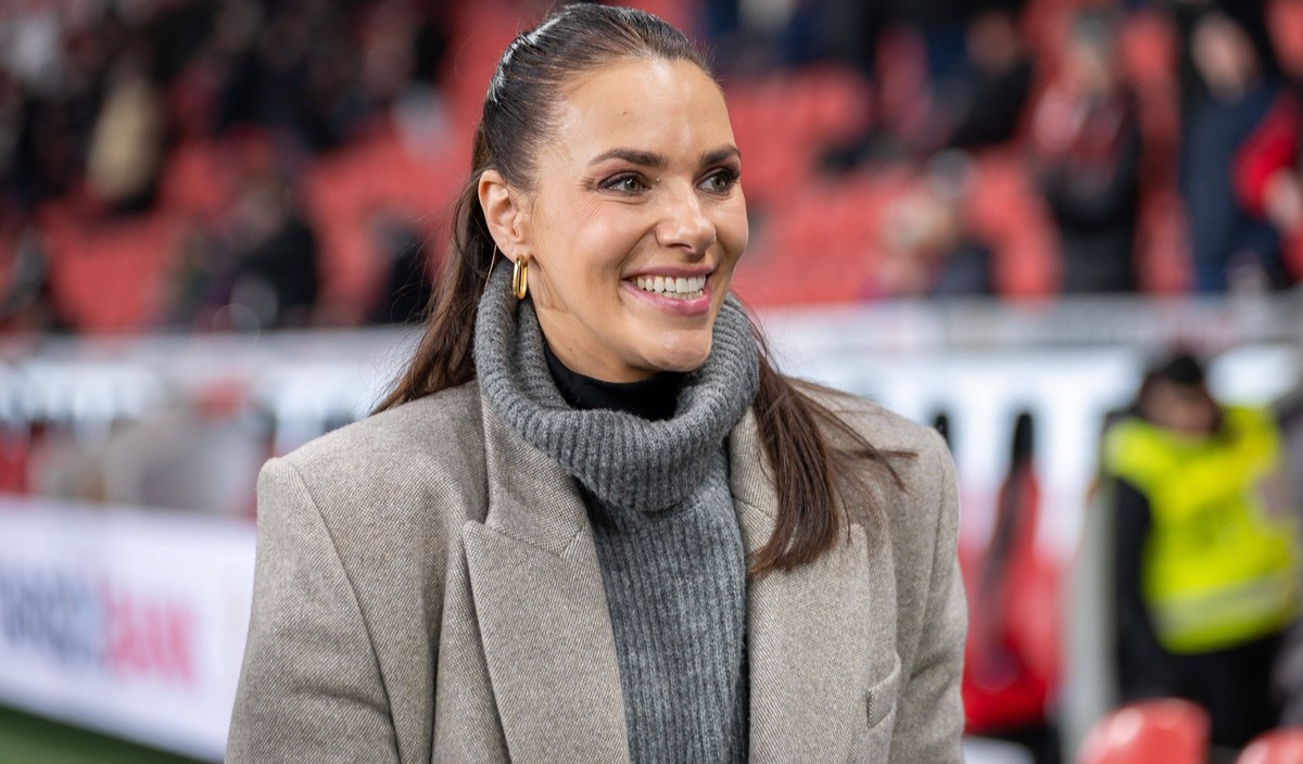 05.02.2025, Fussball: DFB Pokal, Saison 2024/2025, Viertelfinale, Bayer 04 Leverkusen - 1. FC Koeln in der BayArena in Leverkusen. Esther Sedlaczek Fernsehrmoderatorin kommt ins Stadion. Wichtiger Hin ...