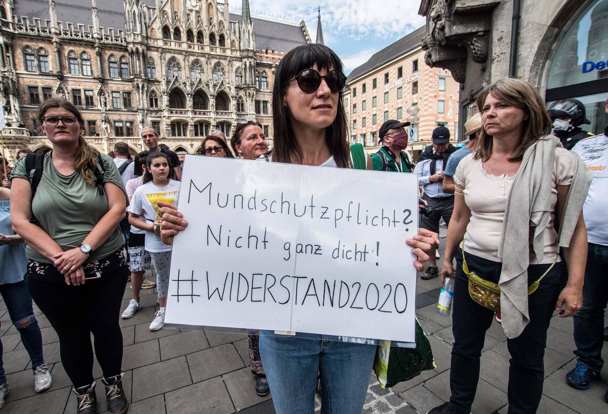 May 9, 2020, Munich, Bavaria, Germany: Despite ongoing relaxing measures, a Querfront cross-front mixture of 3,000 conspiracy theorists, QAnon followers, left-extremists, right-extremists, and Widerst ...