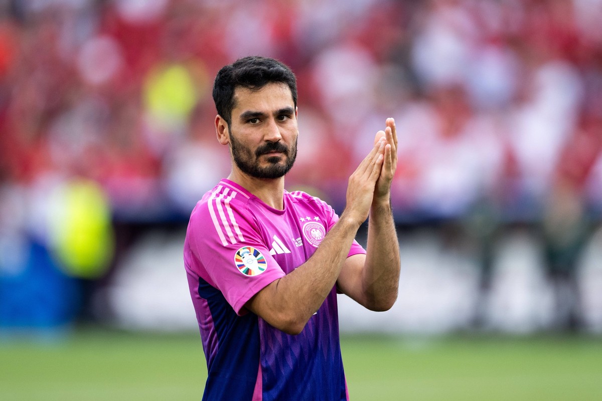 Ilkay Guendogan Deutschland, 21 im pinken Adidas Ausweichtrikot, bedankt sich nach dem Sieg bei den Fans, GER, Germany GER vs. Ungarn HUN, Fussball Europameisterschaft, UEFA EURO, EM, Europameistersch ...