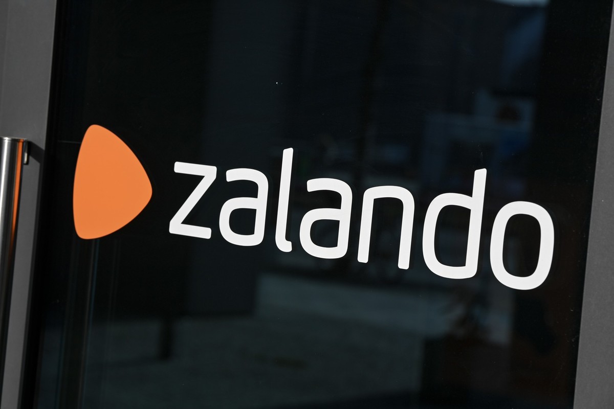 ARCHIV - 03.03.2021, Berlin: Das Logo vom Onlinehändler Zalando auf dem Zalando Campus am Mercedes-Platz. (zu dpa: «Zalando will sich About You einverleiben») Foto: Jens Kalaene/dpa-Zentralbild/dpa ++ ...