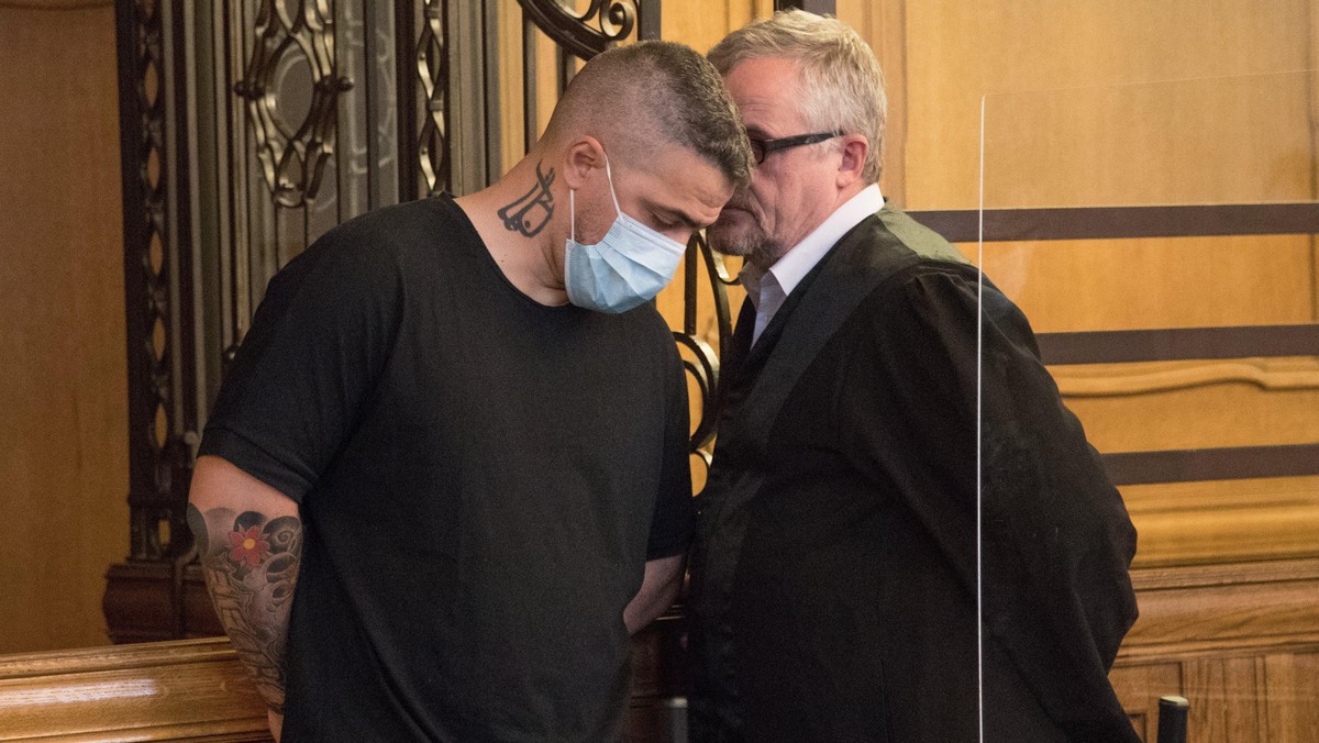Anis Mohamed Youssef Ferchichi (l), bekannt als Rapper Bushido, steht beim Prozess gegen den Chef einer bekannten arabischstämmigen Großfamilie neben seinem Anwalt. Dem ehemaligen Geschäftspartner von ...