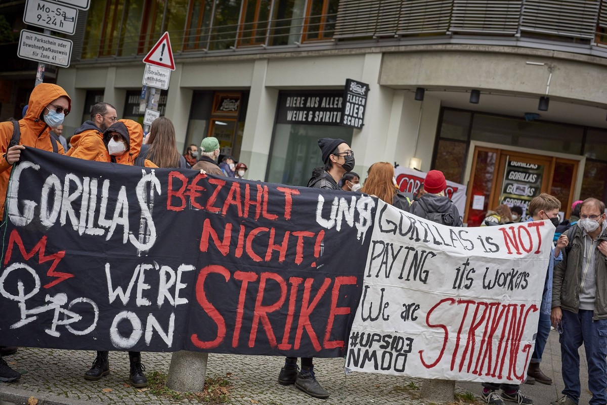 Start-up Gorillas entlässt streikende Fahrradkuriere Deutschland, Berlin, 06.10.2021: Mitarbeiter protestieren mit einer Lärm-Demo vor der Firmenzentrale. Der Express-Lieferdienst Gorillas kündigt all ...