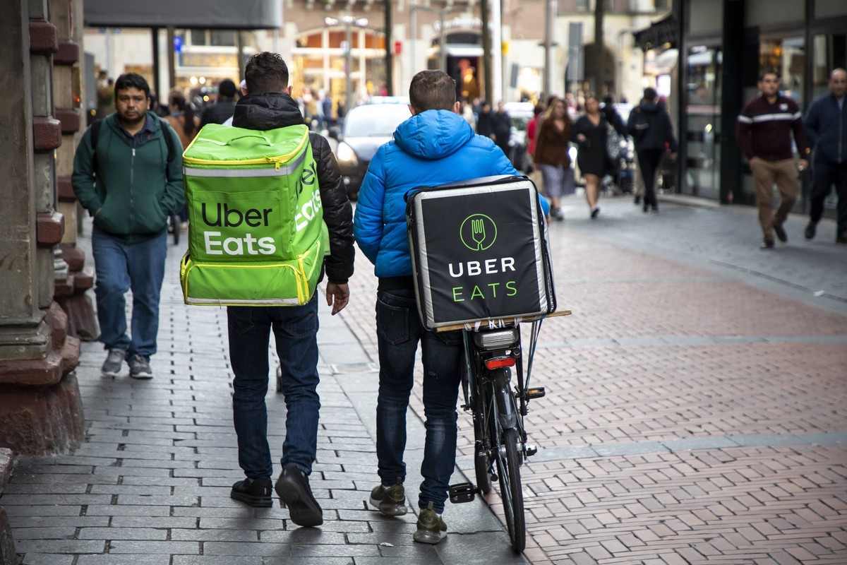 Amsterdam, Niederlande, Kuriere des Lebensmittel Online Lieferdienst Uber Eats, Fahrradlieferant und Lieferkurier zu Fuss, *** Amsterdam, Netherlands, Couriers of food online delivery service via Eats ...