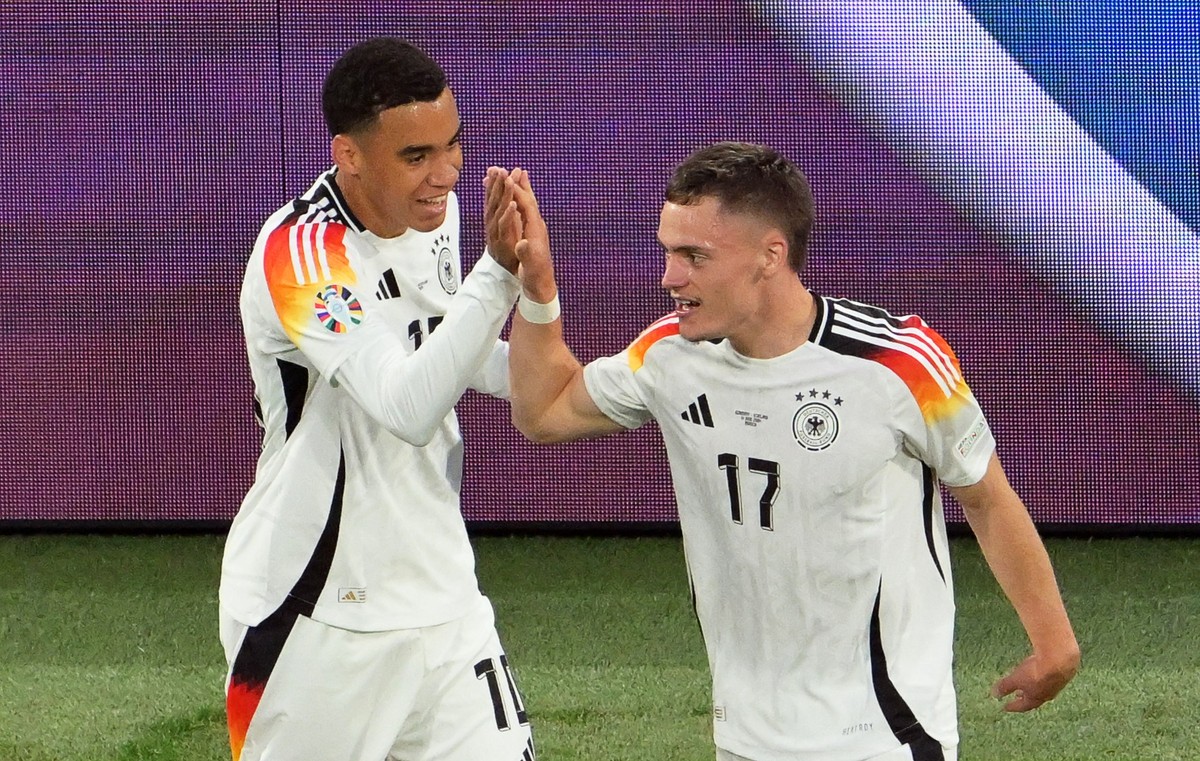 ARCHIV - 14.06.2024, Bayern, M�nchen: Fu�ball, UEFA Euro 2024, EM, Deutschland - Schottland, Vorrunde, Gruppe A, Spieltag 1, Fu�ball Arena M�nchen, Deutschlands Florian Wirtz (r) jubelt mit Teamkolleg ...