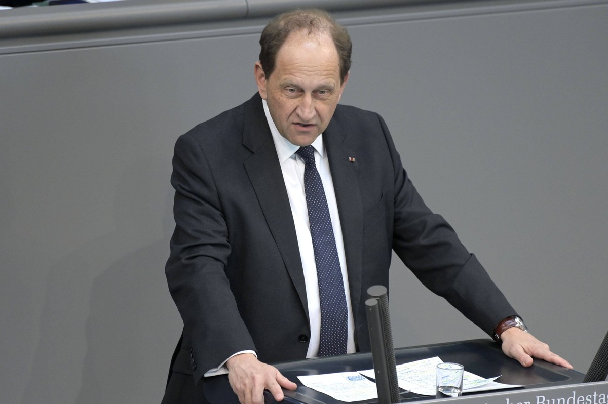 Alexander Graf Lambsdorff in der 84. Sitzung des Deutschen Bundestages im Reichstagsgebäude. Berlin, 08.02.2023 *** Alexander Graf Lambsdorff at the 84 session of the German Bundestag in the Reichstag ...