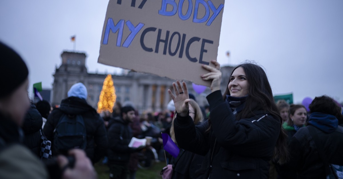 "Das Patriarchat im Uterus": Warum Schwangerschaftsabbrüche mit Mythen und Macht verbunden sind