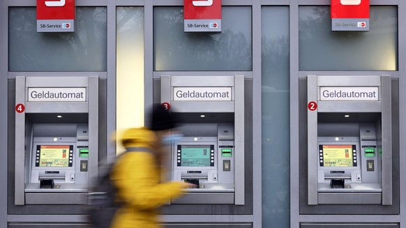 Geldautomaten einer Sparkasse stehen in der Kölner Innenstadt. Die Sparkasse hat jüngst Geldautomaten an zwölf Standorten vom Netz genommen. Hintergrund ist die gestiegene Gefahr für Anwohner durch Ge ...