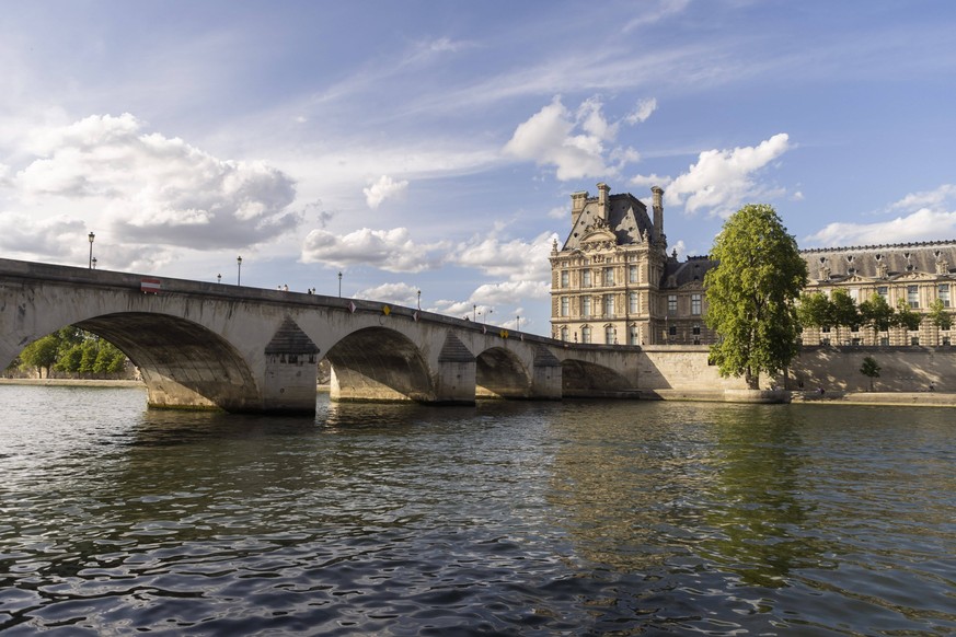 Paris, France May 16, 2022 - Tourists visit the famous Parisian museum Musee Du Louvre - The river Seine, in the background the Louvre museum MUSEE DU LOUVRE, ILLUSTRATION, GENERIQUE, SITE TOURISTIQUE ...