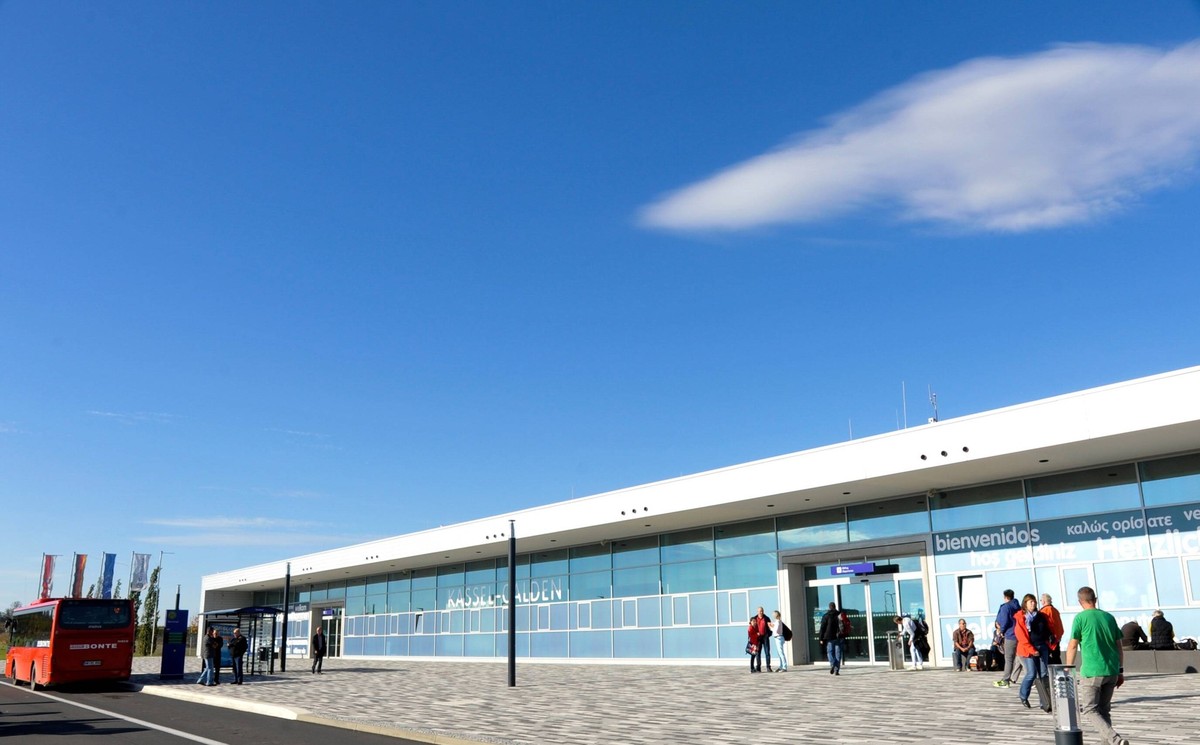 21.10.2014 Regionalflughafen Flughafen Kassel-Calden Nur wenige Fernreisende kommen nach Kassel-Calden x
21 10 2014 Regional airport Airport Kassel Calden only few Long-distance travelers come afte ...