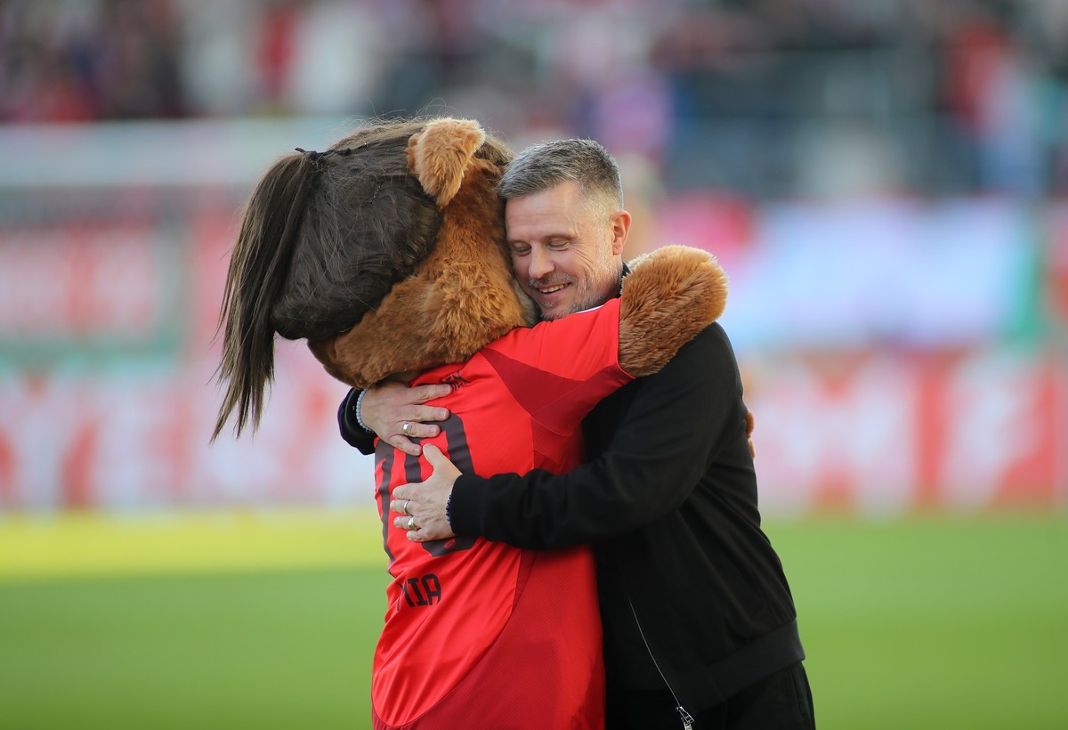 ARCHIV - 22.03.2025, Bayern, München: Fußball, Frauen: DFB-Pokal, FC Bayern München - TSG 1899 Hoffenheim, Halbfinale, FC Bayern Campus. Münchens Trainer Alexander Straus umarmt nach dem Sieg Maskottc ...