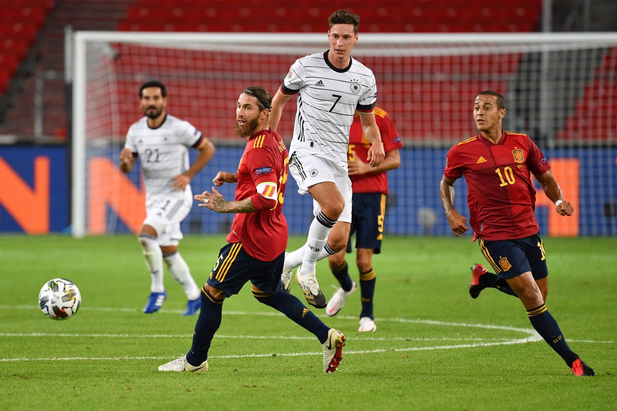 Julian DRAXLER GER, Aktion,Zweikampf gegen Sergios RAMOS ESP. Re:THIAGO ESP. Fussball Laenderspiel, UEFA Nations League Division A, 2020/2021, Gruppe 4. Deutschland GER- Spanien ESP am 03.09.2020 in S ...