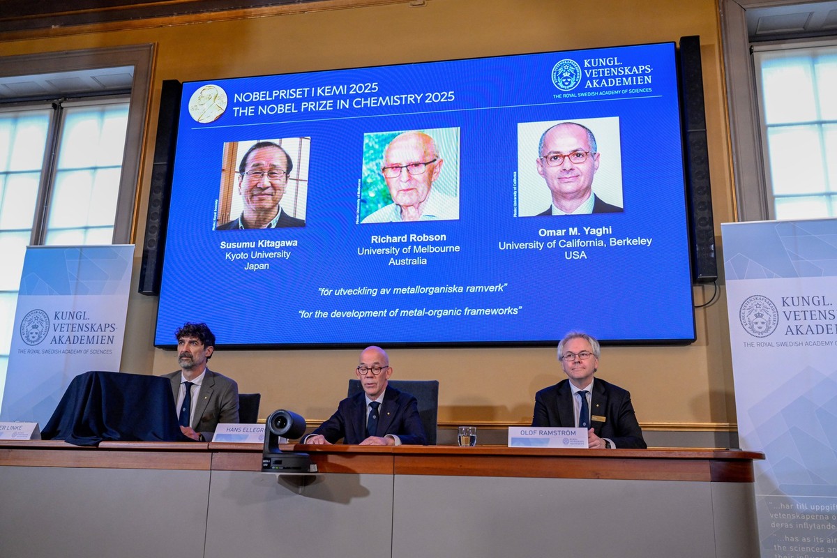 08.10.2025, Schweden, Stockholm: Von links, der Vorsitzende des Nobelkomitees für Chemie, Heiner Linke (l-r), der Generalsekretär der Schwedischen Akademie der Wissenschaften, Hans Ellegren, und das M ...