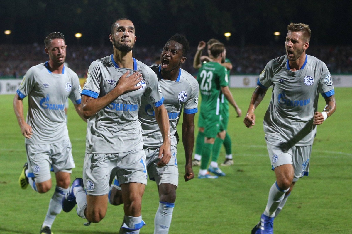 17.08.2018, Fussball, Saison 2018/2019, 1. Runde DFB-Pokal, 1. FC Schweinfurt 05 - FC Schalke 04 v. l. Nabil BENTALEB (FC Schalke 04), Abdul Rahman BABA (FC Schalke 04), Guido BURGSTALLER (FC Schalke  ...