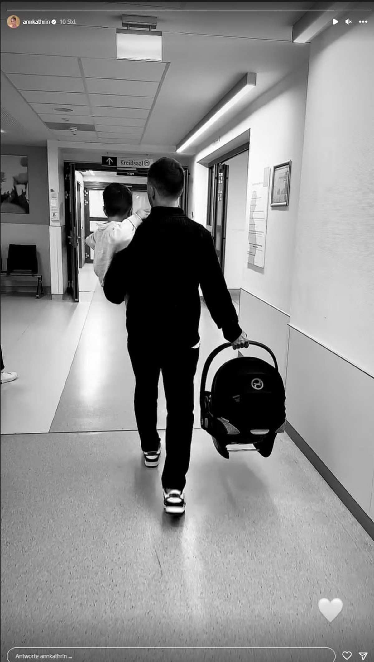 Mario Götze mit Sohn Rome und seiner neugeborenen Tochter.